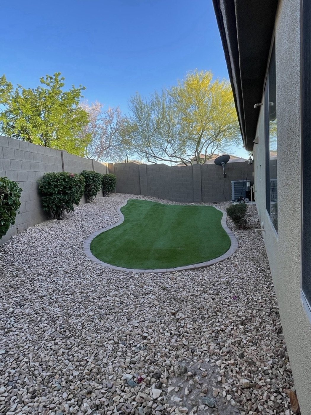 Compact artificial turf putting green